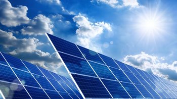 Bewölkter Himmel mit Sonne und einer Solaranlage