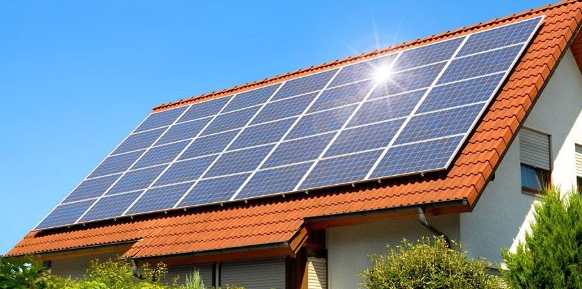 Eine Photovoltaikanlage auf einem Seildach